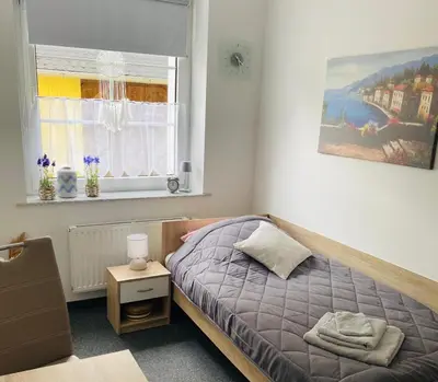 Ein Bett oder Betten in einem Zimmer der Unterkunft FEWO Edisonstraße