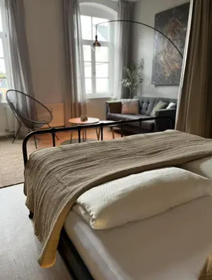 Ein Bett oder Betten in einem Zimmer der Unterkunft K2-Project - Kleines Loft beim Schlossteich