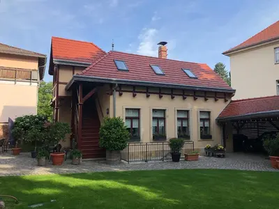 Das Gebäude in dem sich das Ferienhaus befindet