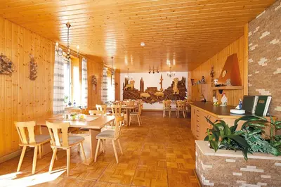 Ein Restaurant oder anderes Speiselokal in der Unterkunft Hotel Deutsches Haus