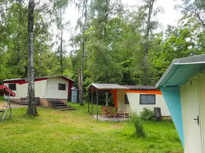 Ein Garten an der Unterkunft TRABI- Bungalows am Naturteich