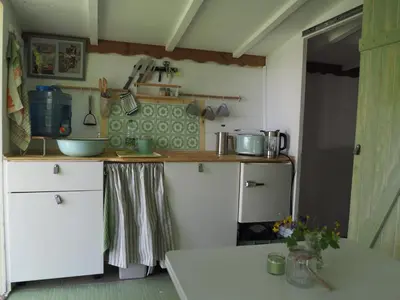 Küche/Küchenzeile in der Unterkunft TRABI- Bungalows am Naturteich