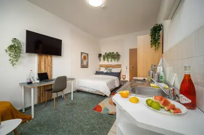 Ein Bett oder Betten in einem Zimmer der Unterkunft Ruhiges Studio in Altstadt mit Gartenblick & Sofa