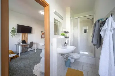 Ein Badezimmer in der Unterkunft Ruhiges Studio in Altstadt mit Gartenblick & Sofa
