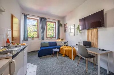 TV/Unterhaltungsangebot in der Unterkunft Ruhiges Studio in Altstadt mit Gartenblick & Sofa