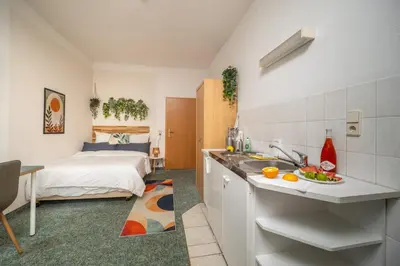 Ein Bett oder Betten in einem Zimmer der Unterkunft Ruhiges Studio in Altstadt mit Gartenblick & Sofa