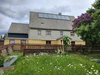 Ein Garten an der Unterkunft Ferienwohnungen Sommerfrische Lindenhaus