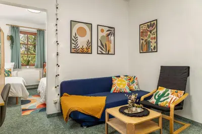 Ein Sitzbereich in der Unterkunft Zentrales Studio - mit Sofa & 2 Einzelbetten