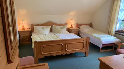 Ein Bett oder Betten in einem Zimmer der Unterkunft Hotel Almenrausch