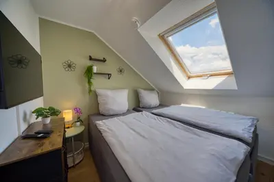 Ein Bett oder Betten in einem Zimmer der Unterkunft DresdenStay Modern 3 Schlafzimmer Kamin PS4 Kicker