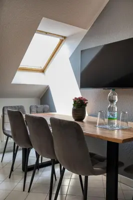 Ein Sitzbereich in der Unterkunft DresdenStay Modern 3 Schlafzimmer Kamin PS4 Kicker
