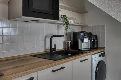 Küche/Küchenzeile in der Unterkunft DresdenStay Modern 3 Schlafzimmer Kamin PS4 Kicker