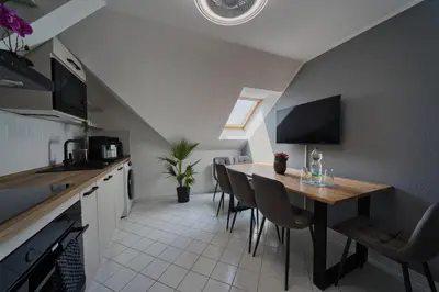Küche/Küchenzeile in der Unterkunft DresdenStay Modern 3 Schlafzimmer Kamin PS4 Kicker