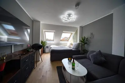 Ein Sitzbereich in der Unterkunft DresdenStay Modern 3 Schlafzimmer Kamin PS4 Kicker