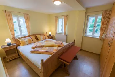 Ein Bett oder Betten in einem Zimmer der Unterkunft Ferienhaus Herta ein charmant, saniertes Einzeldenkmal im Elbsandsteingebirge -Nähe Bad Schandau