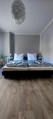 Ein Bett oder Betten in einem Zimmer der Unterkunft Ferienwohnung Lessing
