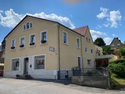 Das Gebäude in dem sich die Ferienwohnung befindet