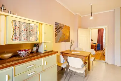 Ein Sitzbereich in der Unterkunft Dresden in schöner AtelierWohnung mit Gartenblick