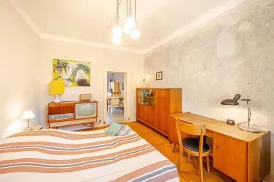 Ein Bett oder Betten in einem Zimmer der Unterkunft Dresden in schöner AtelierWohnung mit Gartenblick