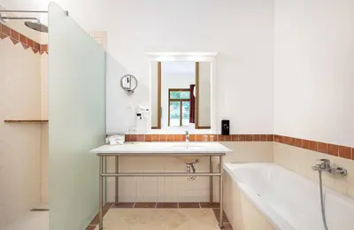 Ein Badezimmer in der Unterkunft Kim Schlosshotel im Park