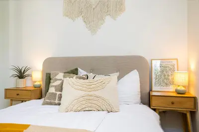Ein Bett oder Betten in einem Zimmer der Unterkunft StayTime - Cedar Room
