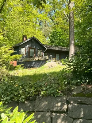 Ein Garten an der Unterkunft Waldsaumhütte mit Ausblick