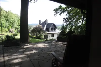 Das Gebäude in dem sich das Ferienhaus befindet