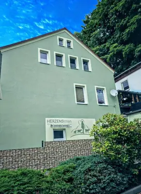 Das Gebäude in dem sich die Ferienwohnung befindet