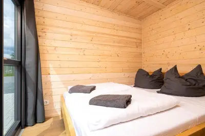 Ein Bett oder Betten in einem Zimmer der Unterkunft NORA Stays Tiny House direkt am See - Sauna - Klima