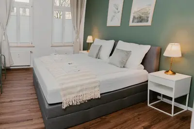 Ein Bett oder Betten in einem Zimmer der Unterkunft JINO Dresden l familienfreundlich - Küche - modern