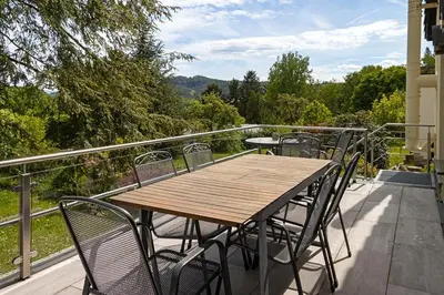 Ein allgemeiner Bergblick oder ein Berglick von des Ferienhauses aus