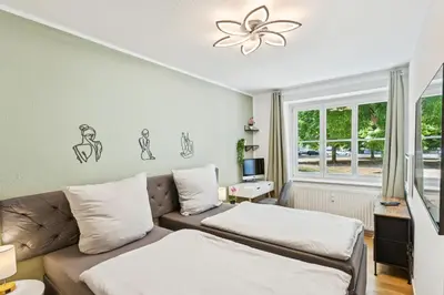 Ein Bett oder Betten in einem Zimmer der Unterkunft DresdenStay Nähe Elbepark 2 Schlafzimmer Kamin PS4