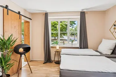 Ein Bett oder Betten in einem Zimmer der Unterkunft DresdenStay Nähe Elbepark 2 Schlafzimmer Kamin PS4