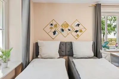 Ein Bett oder Betten in einem Zimmer der Unterkunft DresdenStay Nähe Elbepark 2 Schlafzimmer Kamin PS4