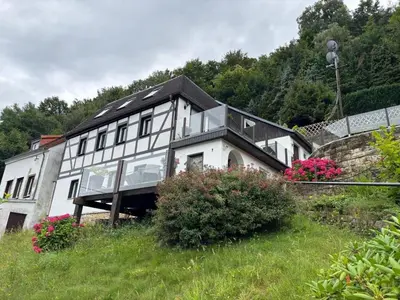 Das Gebäude in dem sich das Ferienhaus befindet
