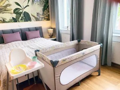 Ein Bett oder Betten in einem Zimmer der Unterkunft Ruhig zentral Privatparkplatz historischer Stuckaltbau