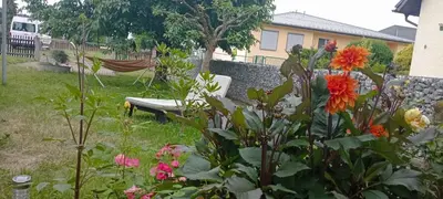 Ein Garten an der Unterkunft Ferienwohnung Waldblick in Frauenstein