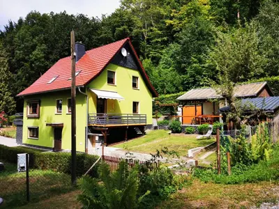 Das Gebäude in dem sich das Ferienhaus befindet