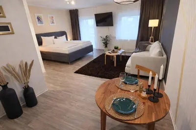 Ein Bett oder Betten in einem Zimmer der Unterkunft Apartment Zeisigwald - Balkon, Küche, WLAN, Big TV