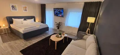Ein Bett oder Betten in einem Zimmer der Unterkunft Apartment Zeisigwald - Balkon, Küche, WLAN, Big TV
