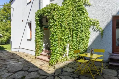 Ein Garten an der Unterkunft Ruhiges Zimmer mit Gartenblick & Schreibtisch