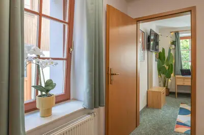 Grundriss der Unterkunft Ruhiges Zimmer mit Gartenblick & Schreibtisch
