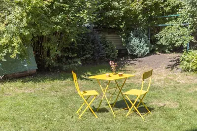 Ein Garten an der Unterkunft Ruhiges Zimmer mit Gartenblick & Schreibtisch