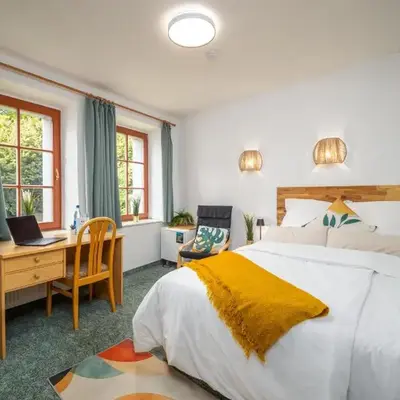 Ruhiges Zimmer mit Gartenblick & Schreibtisch