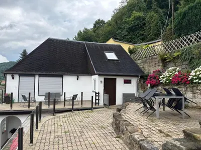 Das Gebäude in dem sich das Ferienhaus befindet