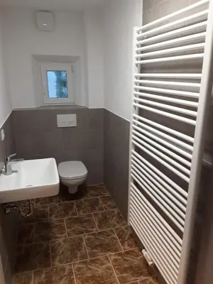 Ein Badezimmer in der Unterkunft Seyfarthrooms - Monteurwohnung Großröhrsdorf 4 - zentrale Lage, gute Anbindung, ideal für 2 Personen