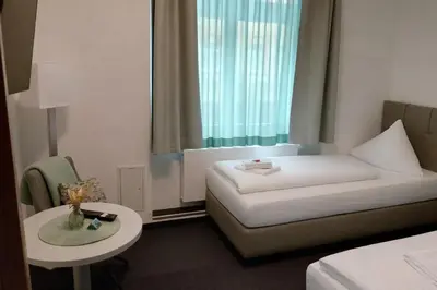 Ein Bett oder Betten in einem Zimmer der Unterkunft DH Hotel Deutsches Haus Mittweida - Ihr digitales Hotel