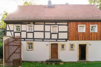 Das Gebäude in dem sich das Ferienhaus befindet