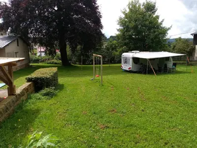Ein Garten an der Unterkunft Ferienwohnung Kälberstall