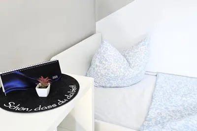Ein Bett oder Betten in einem Zimmer der Unterkunft L21-Apartment Ottendorf-Okrilla, 1 Zimmer, 3 Betten, Standardisierte Ausstattung, ideal für Reisende, Pendler, Familien